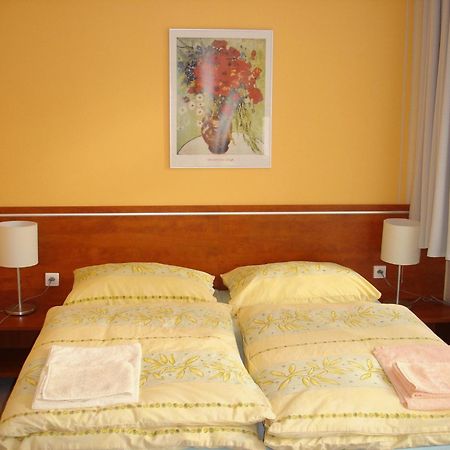Red Deer Hotel Брезно Экстерьер фото