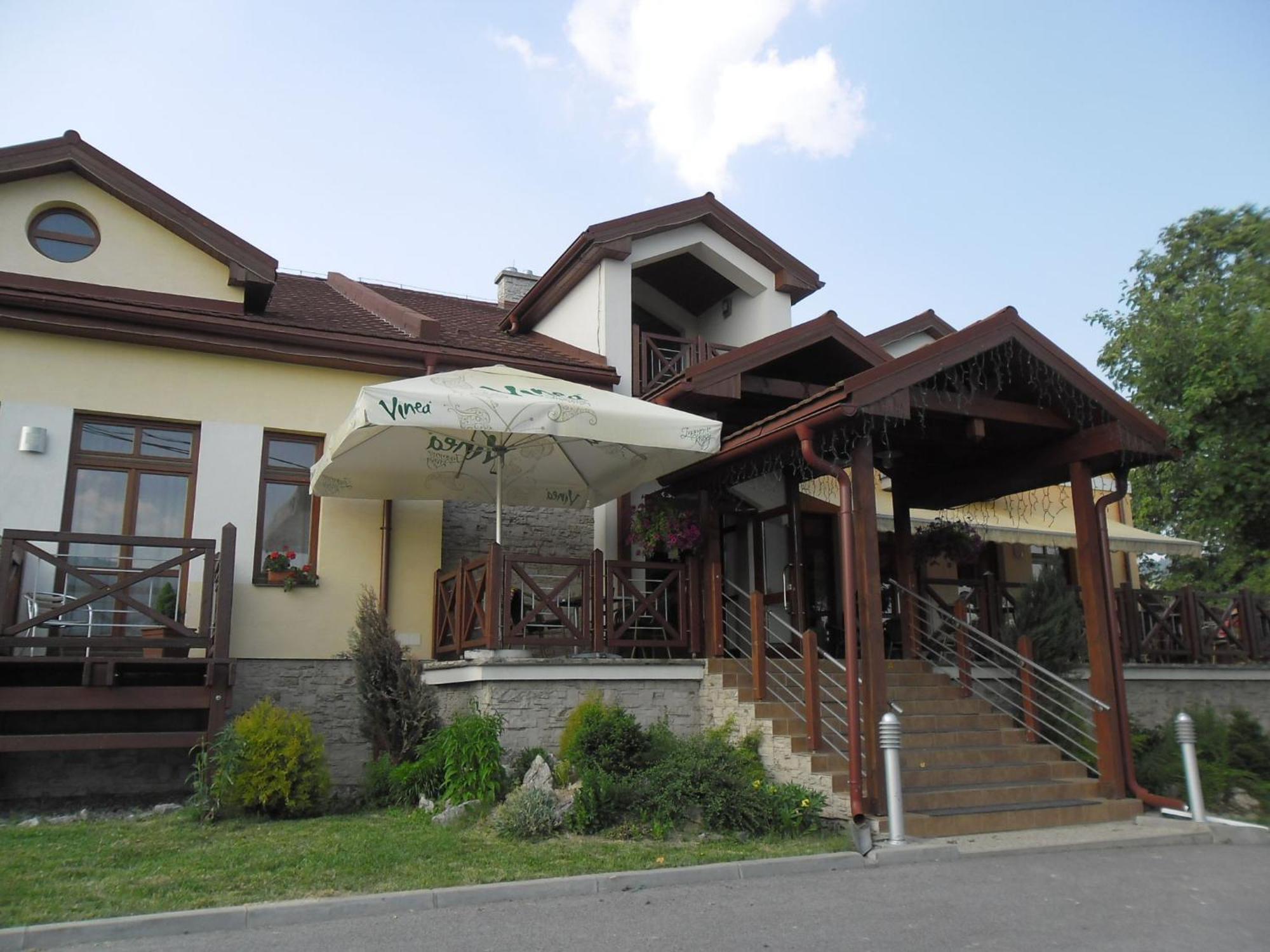 Red Deer Hotel Брезно Экстерьер фото