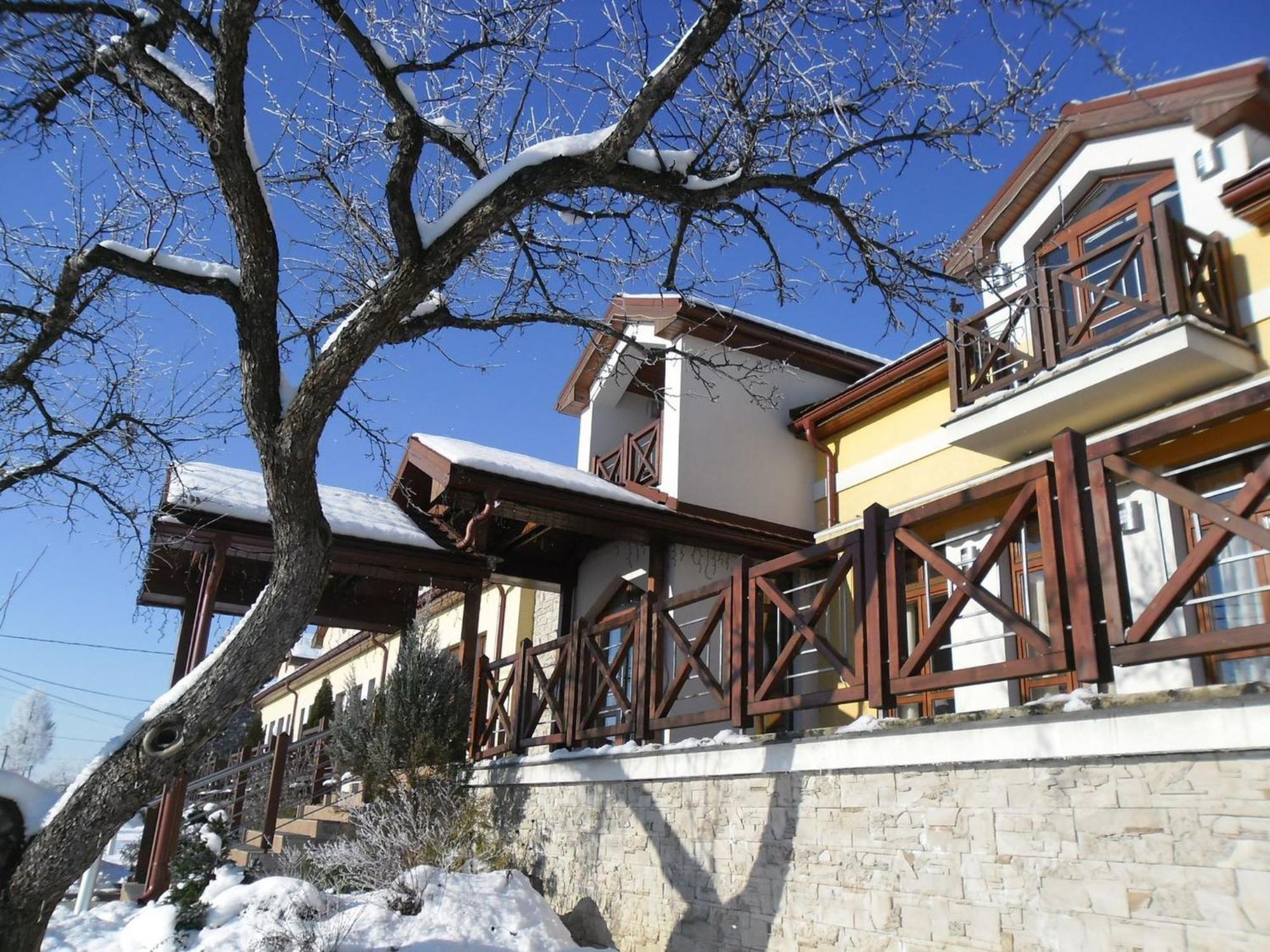 Red Deer Hotel Брезно Экстерьер фото